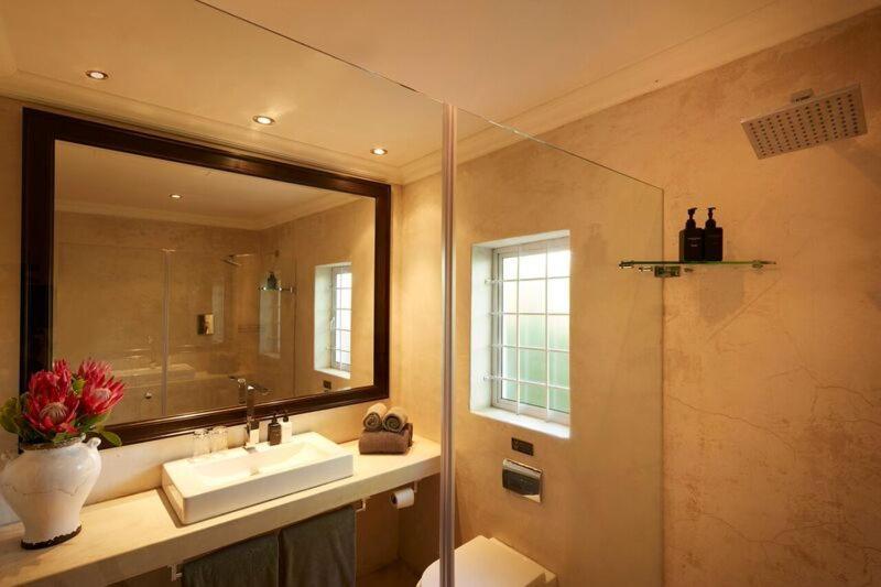 Molenvliet Vineyards Hotel สเตลเลนบอช ภายนอก รูปภาพ